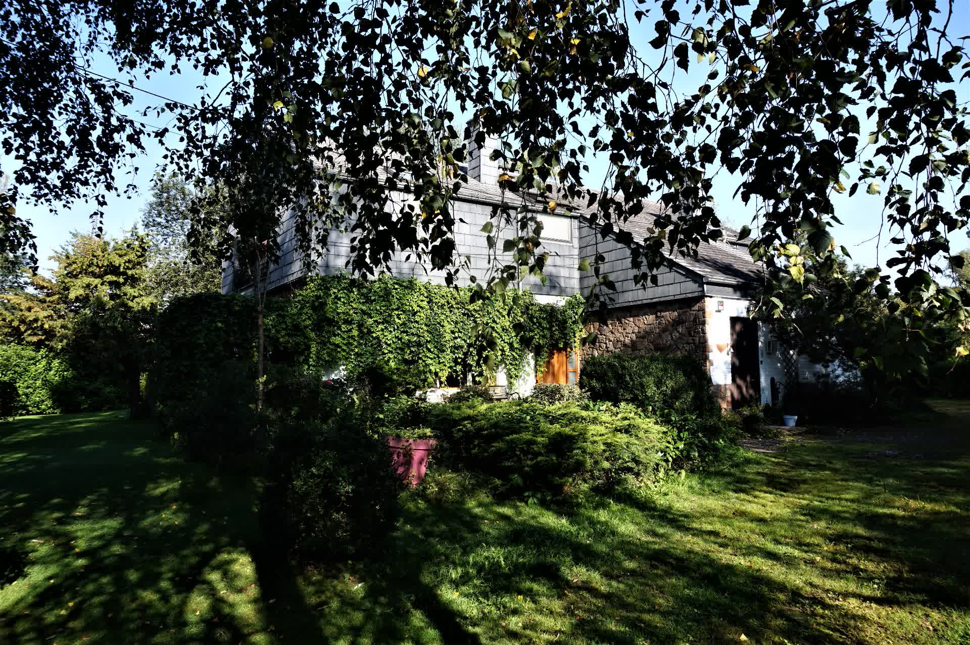 Magnifique spacieuse villa  avec grand jardin arboré à  Beaufays 