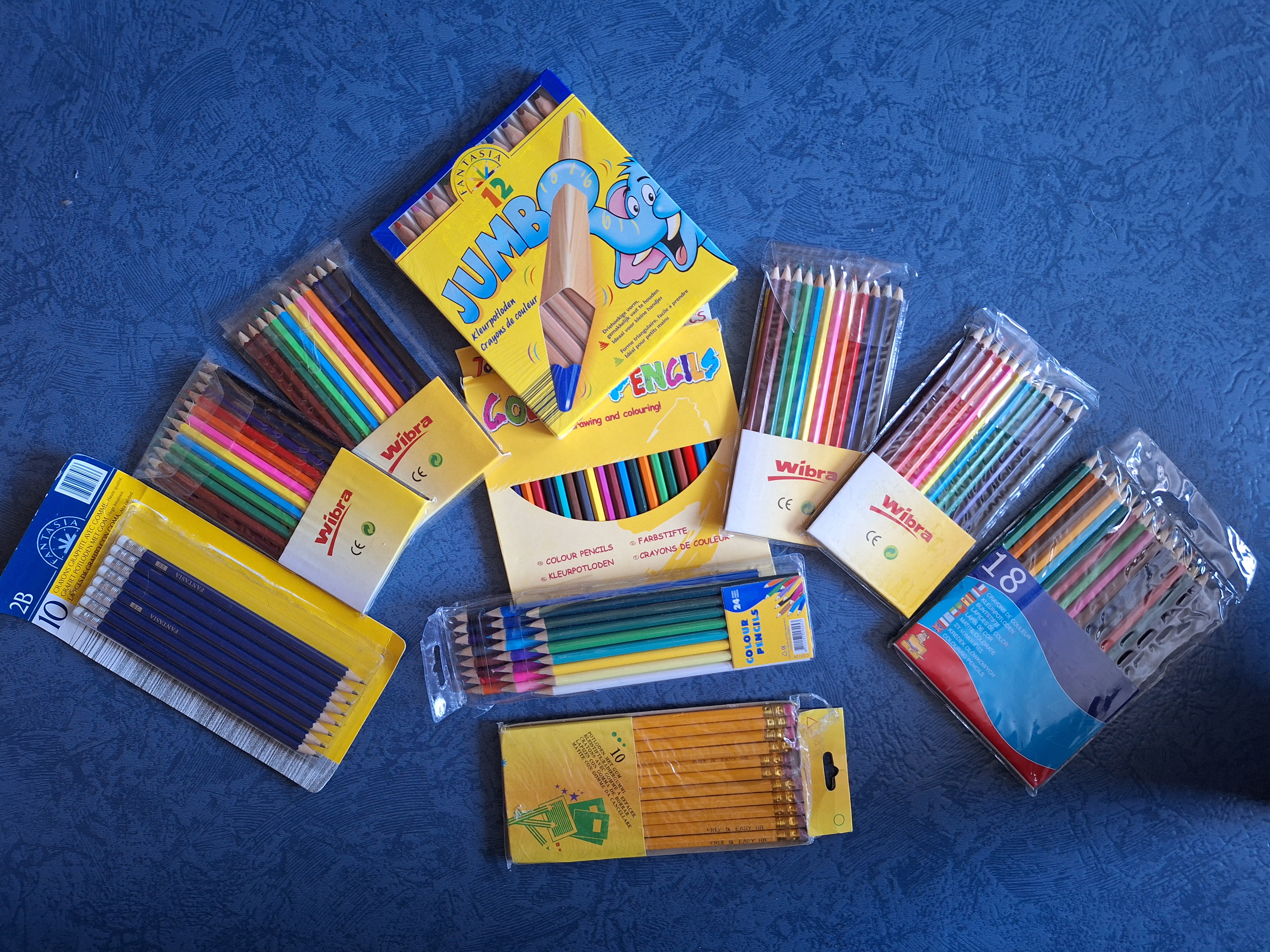 Fourniture scolaire- Lot de crayons de couleur et ordinaires 