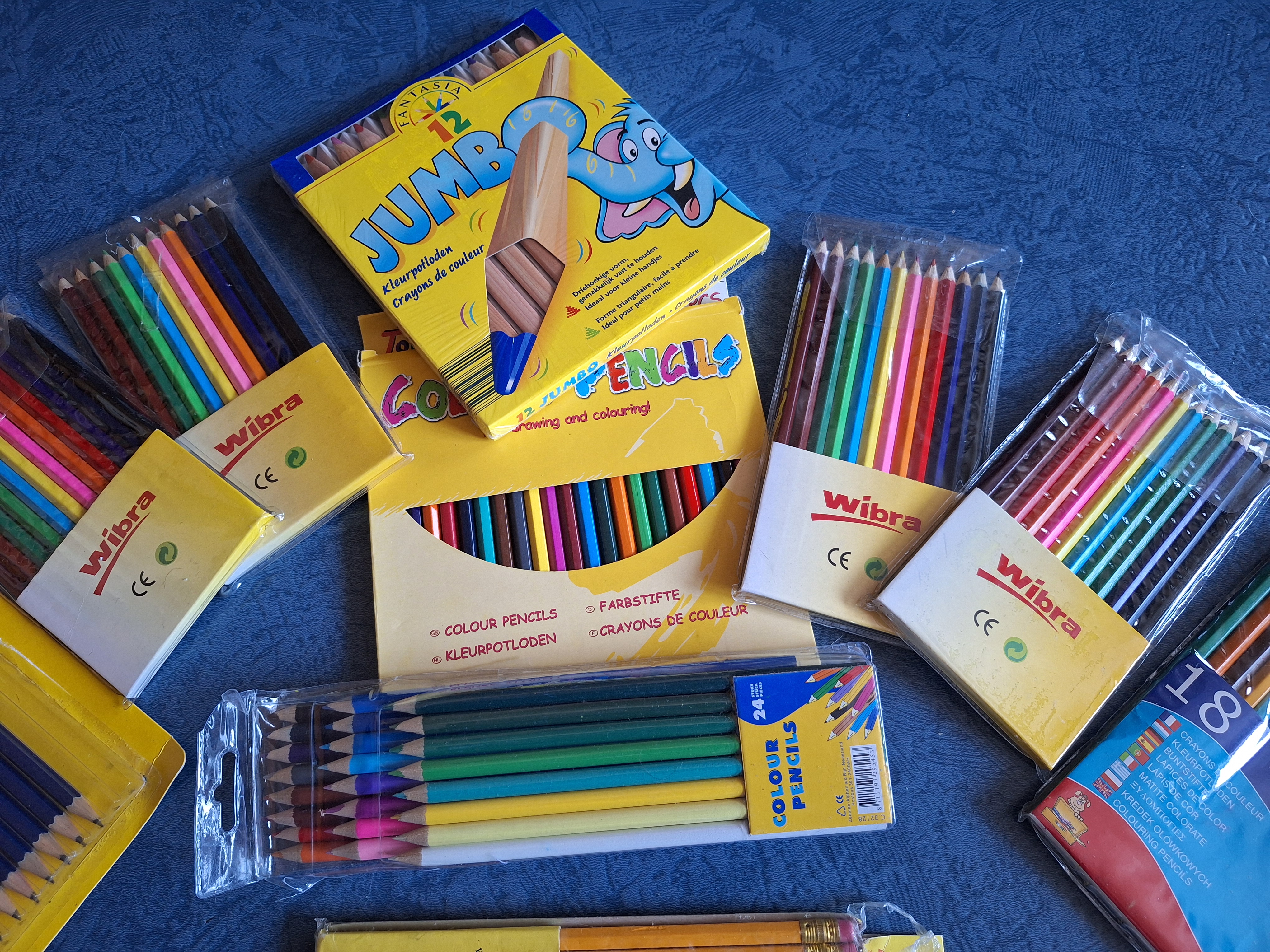 Fourniture scolaire- Lot de crayons de couleur et ordinaires 