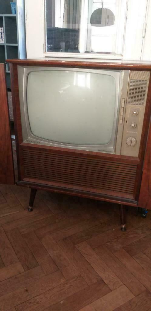 Très Ancienne Télévision de marque Philips 
