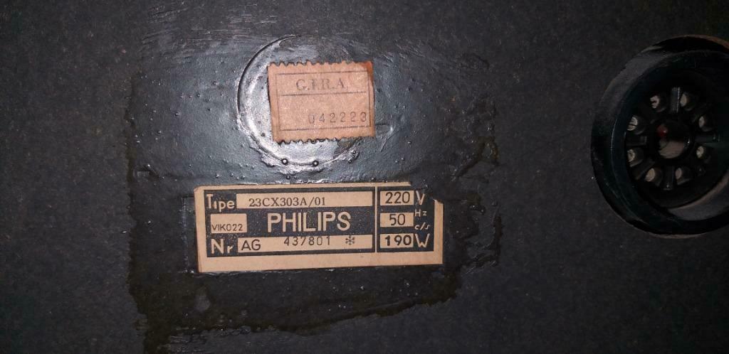 Très Ancienne Télévision de marque Philips 